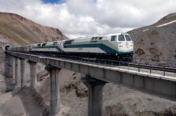 Train across the Tibetan High Plain